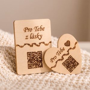 Dřevěná gravírovaná destička s QR kódem a nápisem Pro Tebe z lásky, vedle srdíčko s QR kódem