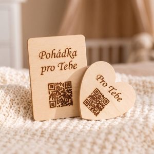 Dřevěná destička s nápisem Pohádka pro Tebe a QR kódem, vedle srdíčko s QR kódem