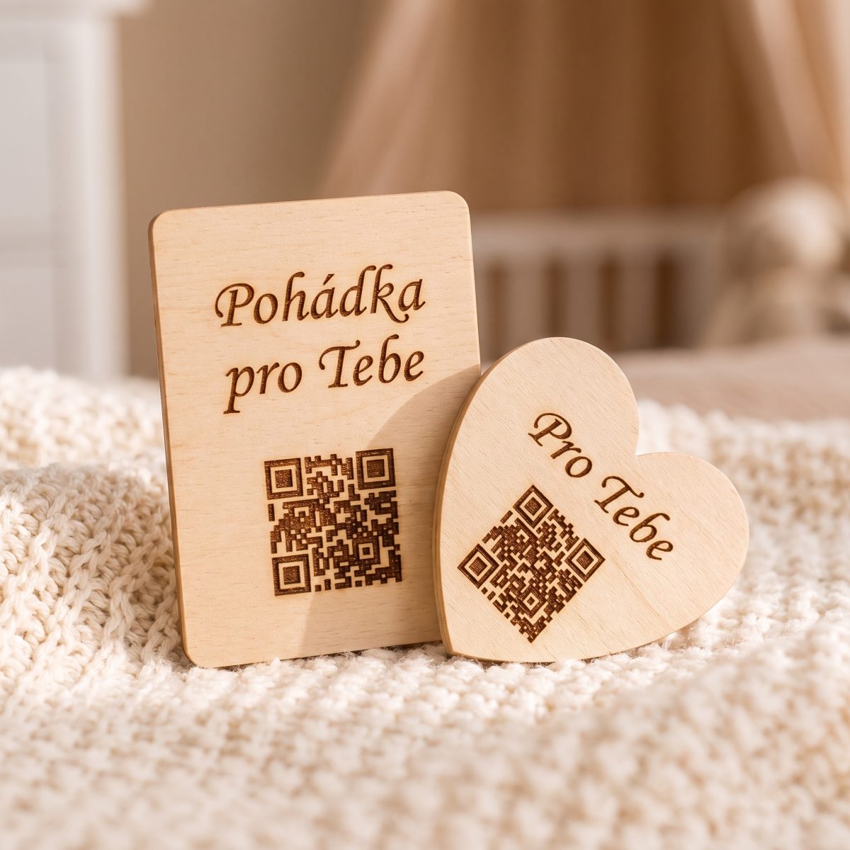 Dřevěná destička s nápisem Pohádka pro Tebe a QR kódem, vedle srdíčko s QR kódem